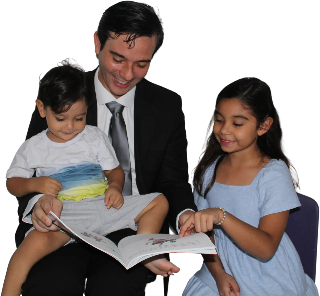 Gerardo leyendo con sus hijos